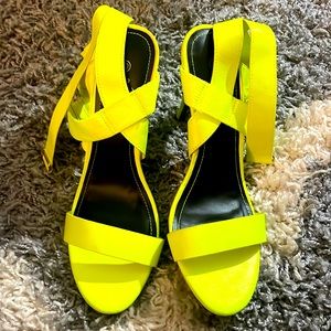 NWOT Neon green yellowish heels